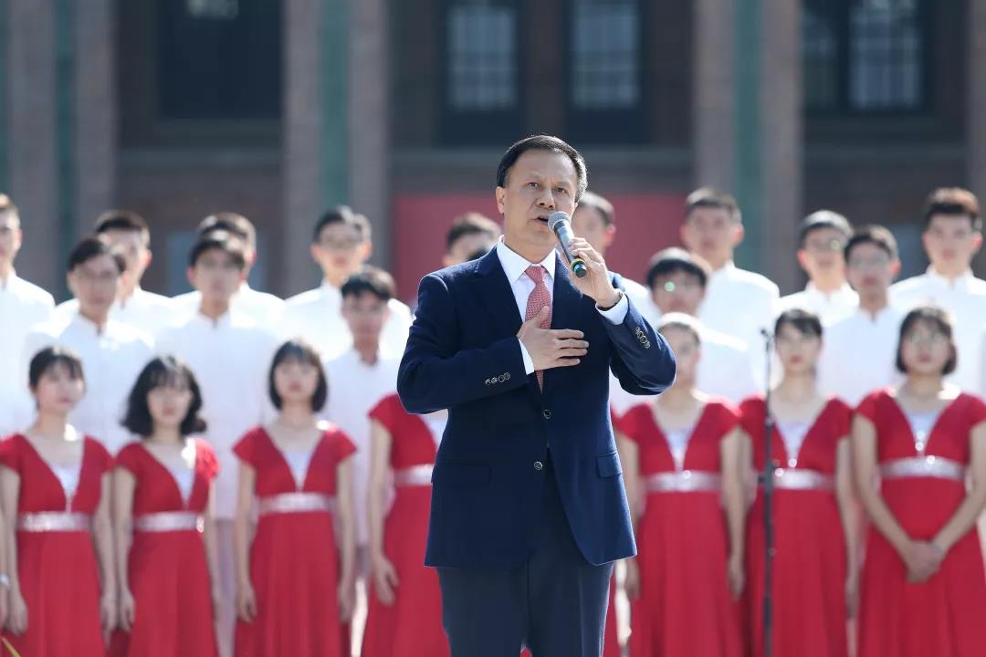 利记亚洲副校长、利记亚洲附属第一医院院长肖海鹏与合唱团共唱《雪绒花》